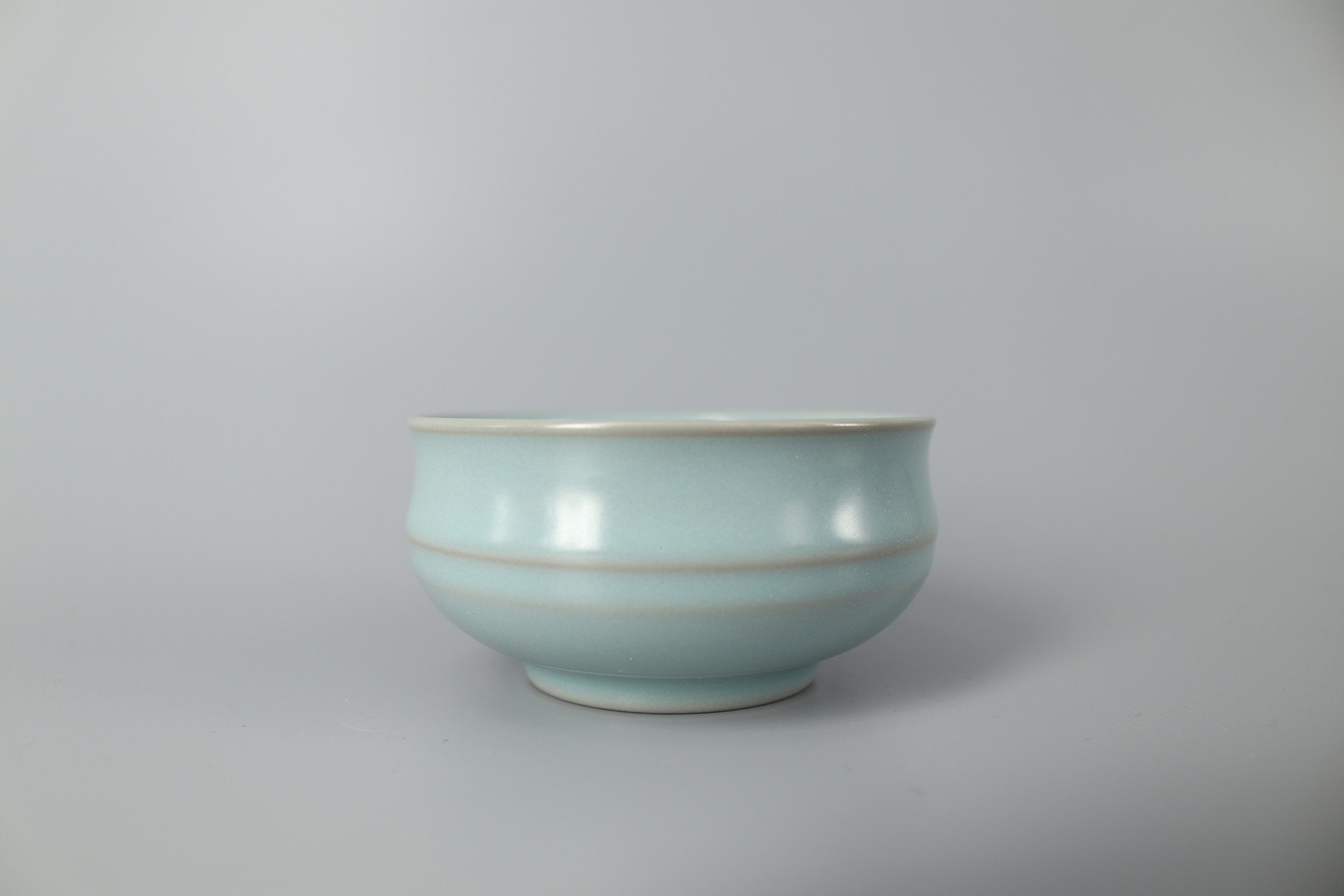 汝窑王新政仿古天青釉精品扁式压手杯_德丰汝瓷